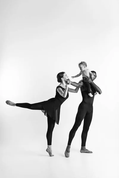 Een gelukkige familie van balletdansers op witte studio achtergrond — Stockfoto