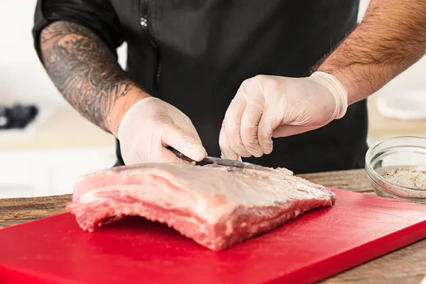 Homem cozinhar carne bife na cozinha — Fotografia de Stock