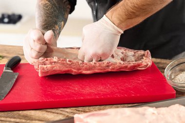 Adam mutfak eti biftek pişirme