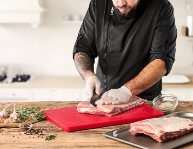 Adam mutfak eti biftek pişirme