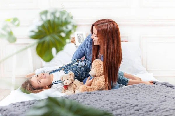 Uma menina fofa curtindo, brincando e criando com brinquedo com a mãe — Fotografia de Stock