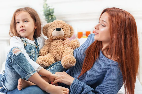 Uma menina fofa curtindo, brincando e criando com brinquedo com a mãe — Fotografia de Stock