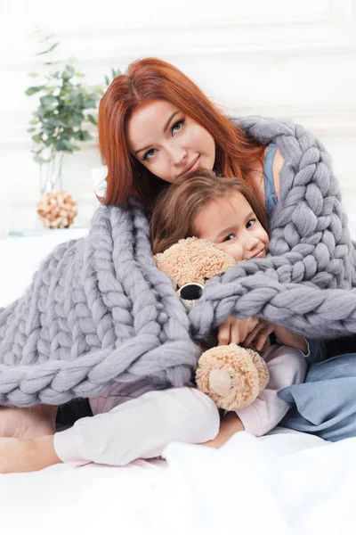 Una niña linda disfrutando, jugando y creando con el juguete con la madre —  Fotos de Stock