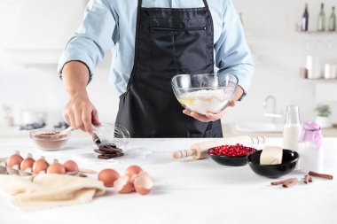 Rustik bir mutfak mens eller arka planı üzerinde yumurta bir aşçı