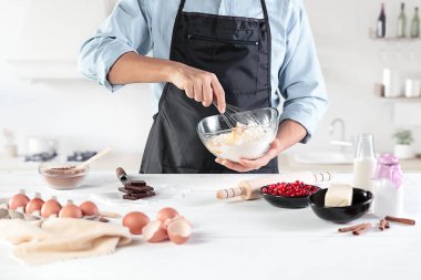 Rustik bir mutfak mens eller arka planı üzerinde yumurta bir aşçı