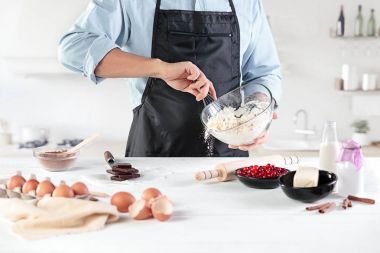 Rustik bir mutfak mens eller arka planı üzerinde yumurta bir aşçı