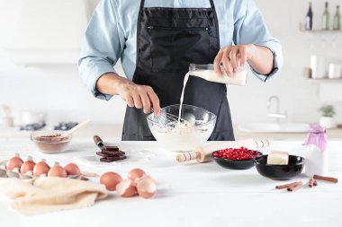 Rustik bir mutfak mens eller arka planı üzerinde yumurta bir aşçı