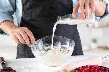 Rustik bir mutfak mens eller arka planı üzerinde yumurta bir aşçı