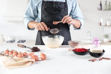 Rustik bir mutfak mens eller arka planı üzerinde yumurta bir aşçı