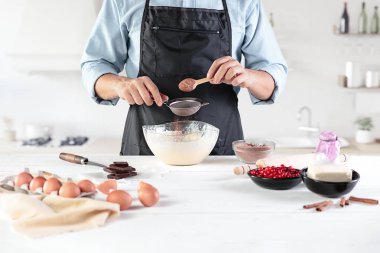 Rustik bir mutfak mens eller arka planı üzerinde yumurta bir aşçı