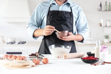 Rustik bir mutfak mens eller arka planı üzerinde yumurta bir aşçı