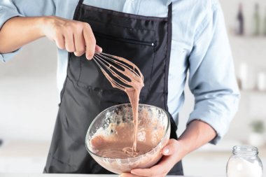 Rustik bir mutfak mens eller arka planı üzerinde yumurta bir aşçı