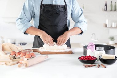 Rustik bir mutfak mens eller arka planı üzerinde yumurta bir aşçı