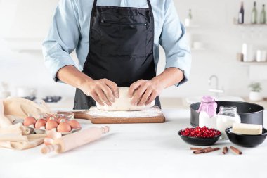 Rustik bir mutfak mens eller arka planı üzerinde yumurta bir aşçı