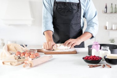Rustik bir mutfak mens eller arka planı üzerinde yumurta bir aşçı