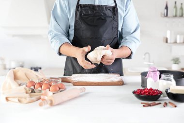 Rustik bir mutfak mens eller arka planı üzerinde yumurta bir aşçı