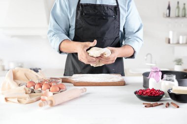 Rustik bir mutfak mens eller arka planı üzerinde yumurta bir aşçı