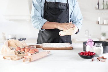 Rustik bir mutfak mens eller arka planı üzerinde yumurta bir aşçı