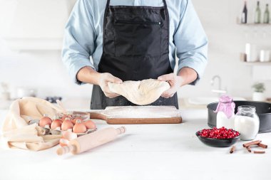 Rustik bir mutfak mens eller arka planı üzerinde yumurta bir aşçı