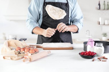 Rustik bir mutfak mens eller arka planı üzerinde yumurta bir aşçı