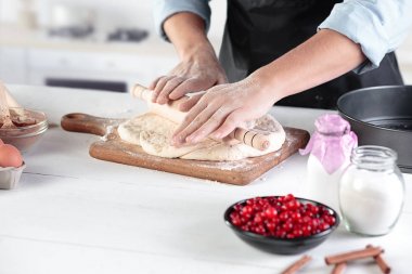 Rustik bir mutfak mens eller arka planı üzerinde yumurta bir aşçı