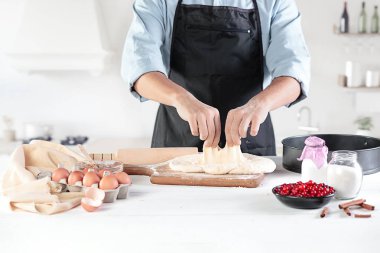 Rustik bir mutfak mens eller arka planı üzerinde yumurta bir aşçı