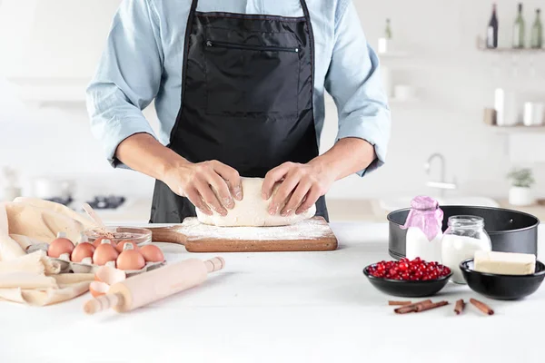 Un cuoco con uova su una cucina rustica sullo sfondo delle mani degli uomini — Foto Stock