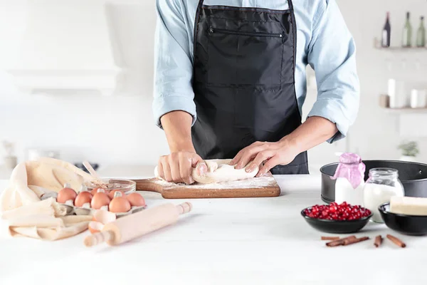 Un cuoco con uova su una cucina rustica sullo sfondo delle mani degli uomini — Foto Stock