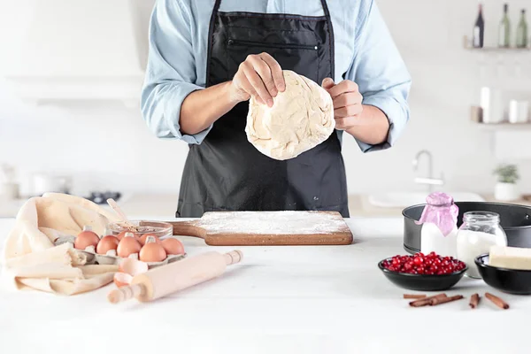 A szakács, a tojás, a háttérben a férfi kezében egy rusztikus konyha — Stock Fotó