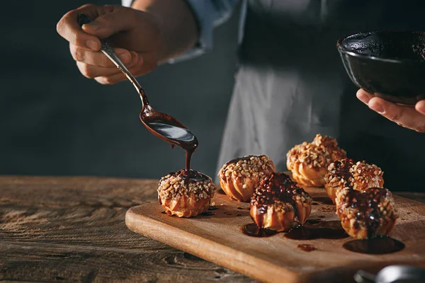 Decoração deliciosa caseiro eclairs com chocolate e amendoim — Fotografia de Stock