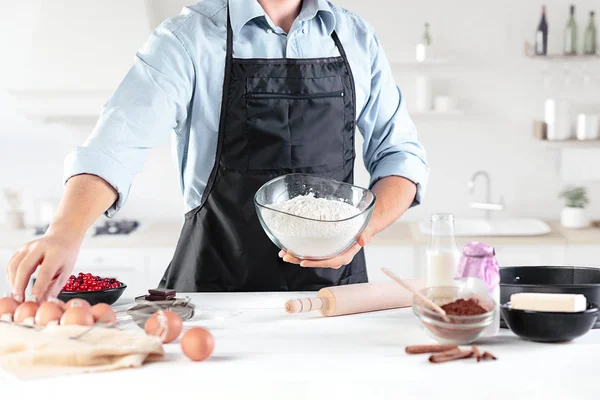 A szakács, a tojás, a háttérben a férfi kezében egy rusztikus konyha — Stock Fotó