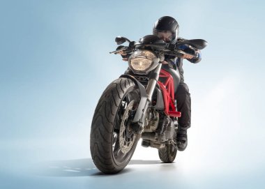 Motorcu siyah ceket ve sportif bisikletini mavi zemin üzerine oturan kask