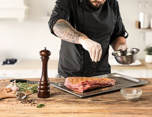 Ember hús steak a konyhában főzés — Stock Fotó