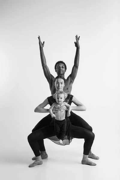 Uma família feliz de dançarinos de balé no fundo do estúdio branco — Fotografia de Stock