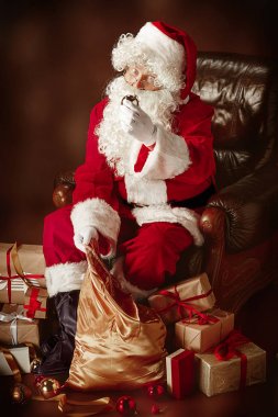 Santa Claus kılık adam portresi
