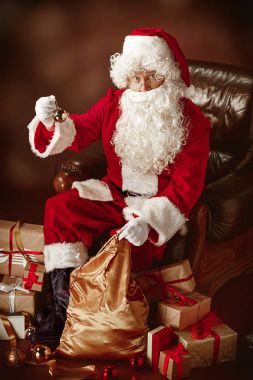 Santa Claus kılık adam portresi