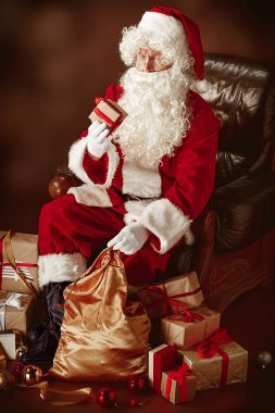 Santa Claus kılık adam portresi