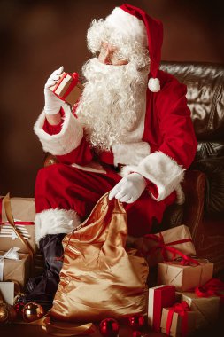 Santa Claus kılık adam portresi