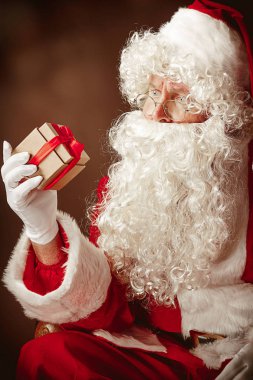 Santa Claus kılık adam portresi