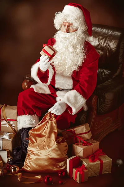 Portret van Man in Santa Claus kostuum Rechtenvrije Stockfoto's