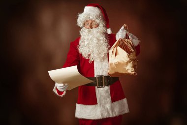 Santa Claus kılık adam portresi