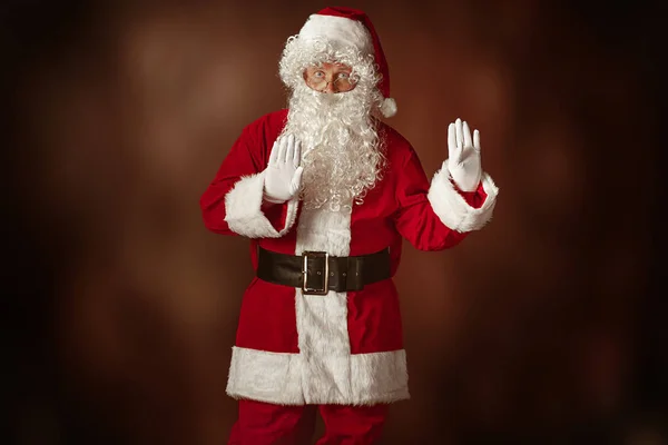 Retrato del hombre disfrazado de Papá Noel — Foto de Stock