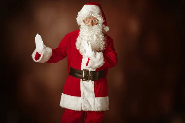 Портрет человека в костюме Санта-Клауса — стоковое фото