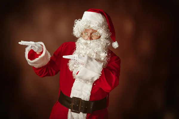 Retrato del hombre disfrazado de Papá Noel —  Fotos de Stock