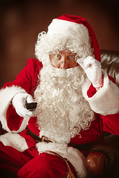 Retrato del hombre disfrazado de Papá Noel — Foto de Stock