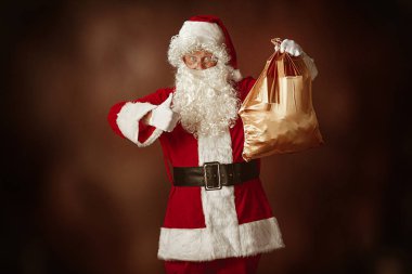Santa Claus kılık adam portresi