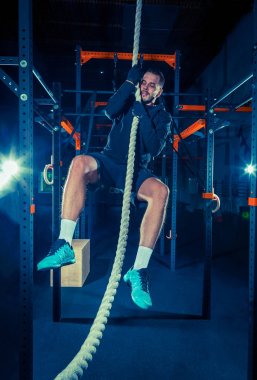 CrossFit atlet bir ip ile