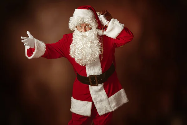 Porträt eines Mannes im Weihnachtsmann-Kostüm — Stockfoto