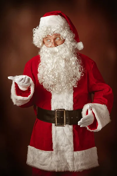 Portret van Man in Santa Claus kostuum — Stockfoto