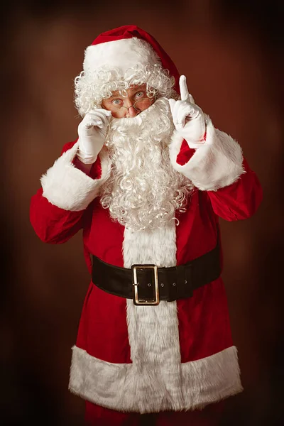 Portret van Man in Santa Claus kostuum — Stockfoto